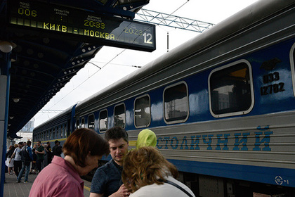На железнодорожном вокзале в Киеве избили и ограбили цыган