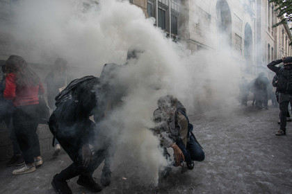 Полиция применила слезоточивый раз против протестующих в Париже