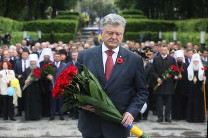 Порошенко отказался праздновать День Победы по московскому сценарию