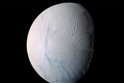 Потенциально обитаемую луну Сатурна заподозрили в перевороте