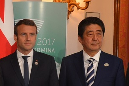 Премьер Японии и президент Франции обсудили сотрудничество с Россией