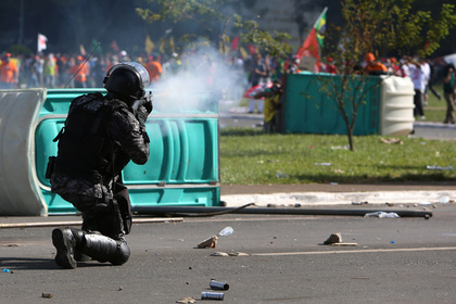 Президент Бразилии привлек армию для подавления протестов