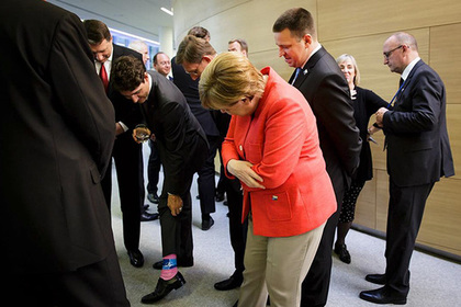 Трюдо похвастался перед Меркель розовыми носками с логотипом НАТО