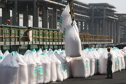 Украина введет пошлины на импорт азотных удобрений из России