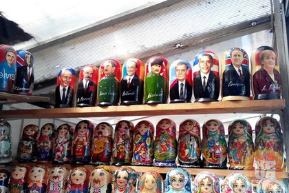 Украинцы возмутились продажей матрешек с Путиным в центре Киева