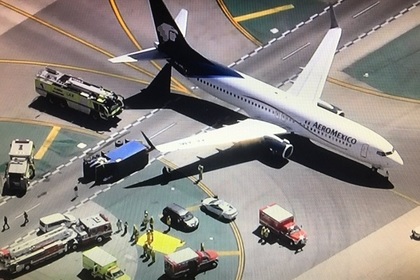 В аэропорту Лос-Анджелеса Boeing опрокинул грузовик с людьми