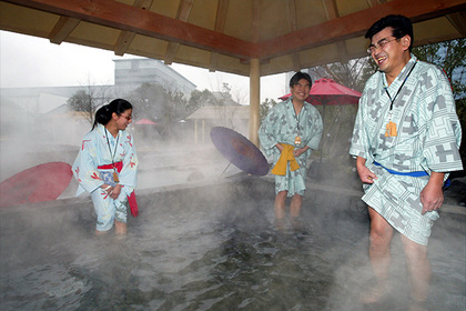 В Токио общественная баня попыталась привлечь японцев «школой для голых»