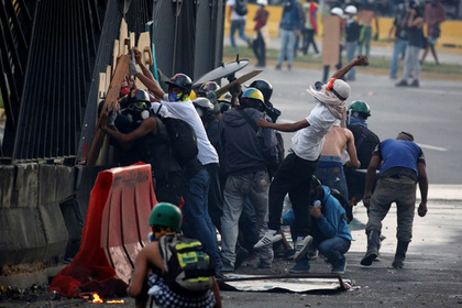 В Венесуэле гвардейцы закидали приют гранатами со слезоточивым газом