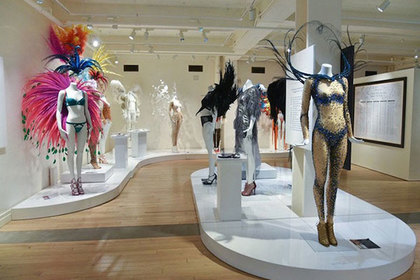 Victoria's Secret поместила нижнее белье сестер Хадид в музей