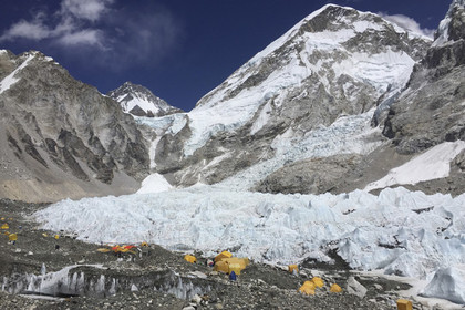 Власти Непала решили запретить пожилым людям взбираться на Эверест