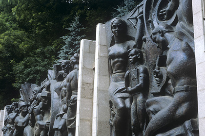 Во Львове потребовали заменить памятник советским воинам на мемориал АТО