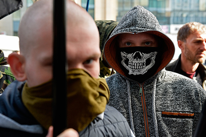30 мужчин в масках украли шоколад в центре Киева