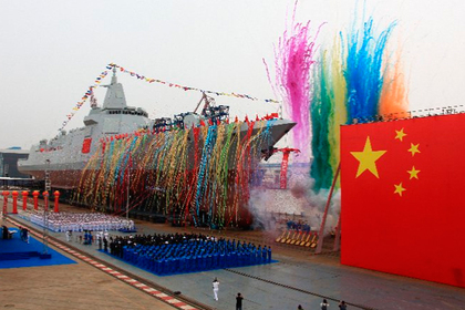 Китай спустил на воду свой первый ракетный крейсер