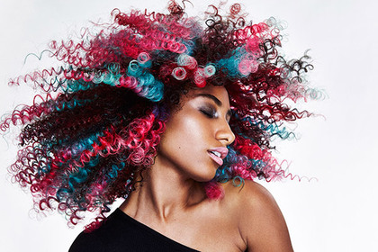 L'Oreal Professionnel предложила женщинам покрасить волосы в цвета радуги