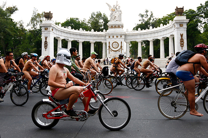 Мексиканские велосипедисты устроили массовый заезд в голом виде