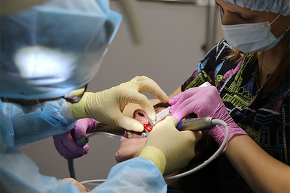Удалившей пациентке 22 здоровых зуба стоматологу предъявили обвинение