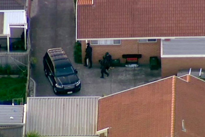 В Австралии полиция осадила дом с вооруженным мужчиной и четырьмя детьми внутри