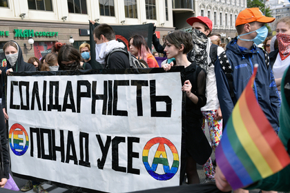 В Киеве радикалы начали избивать ЛГБТ-активистов после завершения гей-парада