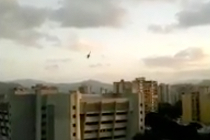 В сети появилось видео атаки вертолета на здание Верховного суда Венесуэлы