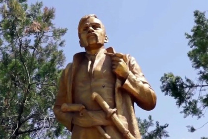 В Запорожской области памятники Ленину превратили в гетмана и болгарина