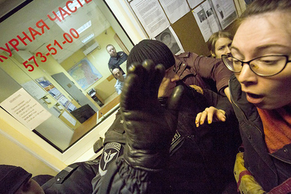 Задержанные на акциях 12 июня в Петербурге пожаловались на газ в камере полиции