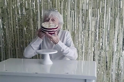 Австралийка обмазалась тортом на свое 90-летие