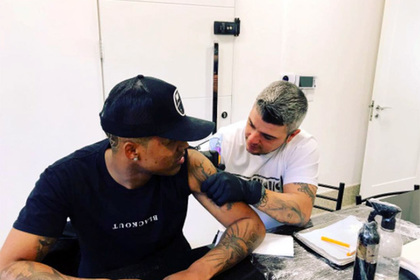 Бразильский полузащитник «Ювентуса» сделал татуировку на русском языке