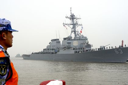 КНР назвала заход эсминца США в акваторию спорных островов военной провокацией