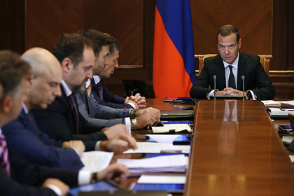Медведев рассказал о повышении пенсий и зарплат в 2018 году