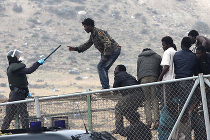 Мужчина с криком «Аллах акбар» ранил полицейского на испано-марокканской границе