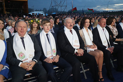 На концерте рядом с Лукашенко заметили 21-летнюю фотомодель