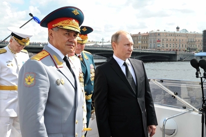 Путин совершил обход кораблей на параде в честь дня ВМФ в Санкт-Петербурге
