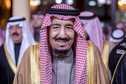 Саудовский король приказал уволить перехвалившего его журналиста