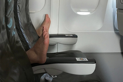 В сети возненавидели «самого ужасного пассажира» самолета с голыми ногами