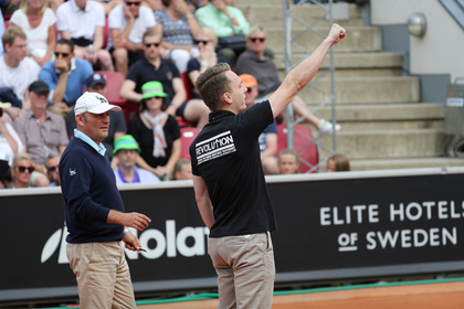 Зритель теннисного турнира в Швеции вышел на корт и выкрикнул нацистский лозунг
