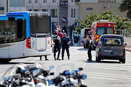 Автомобиль врезался в автобусные остановки в Марселе