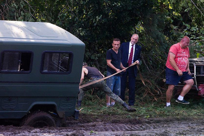 Машина министра обороны Польши увязла в грязи