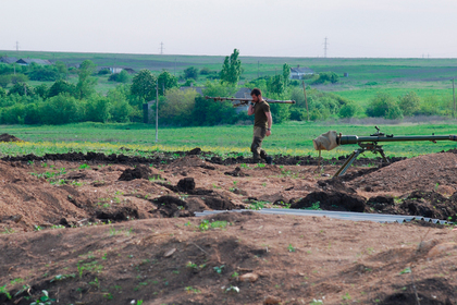 В Донбассе местные жители засыпали вырытый бойцами ВСУ блиндаж