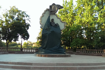 В Луганске неизвестные подорвали памятник ополченцам