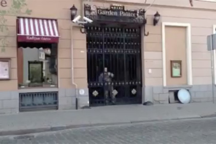 Вооруженные люди в камуфляже захватили отель в центре Риги
