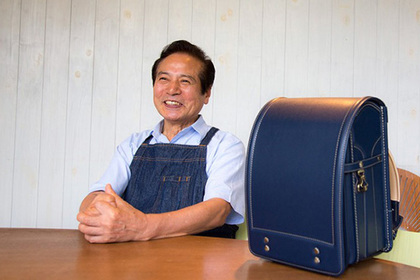 78-летний японец вручную сшил школьные ранцы из 150 деталей