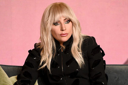 Леди Гага попала в больницу с острой болью в бедре
