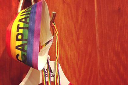 «Манчестер Юнайтед» презентовал капитанскую повязку в цветах ЛГБТ