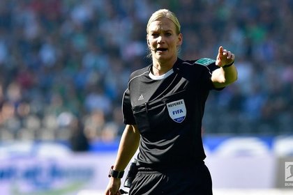 Матч чемпионата Германии по футболу впервые обслужила женщина-арбитр