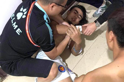 Охранники дубинками избили игроков китайской команды в раздевалке