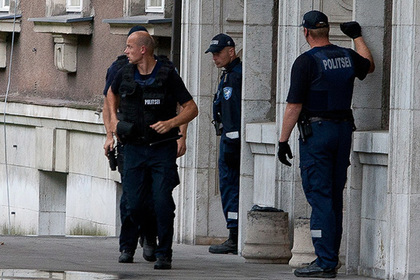 Перед зданием финского парламента двое иностранцев порезали себя ножами