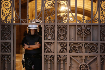 Полиция закрыла почти все участки для проведения каталонского референдума