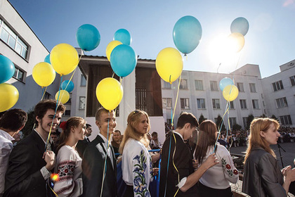 Порошенко потребовал говорить на украинском в школах даже на переменах