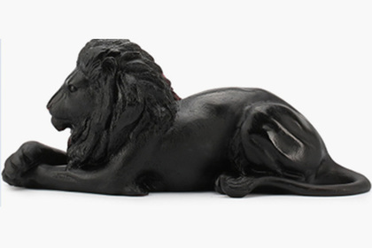 Россиянам предложили полуметровую скульптуру льва из черного хрусталя