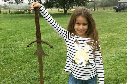 Семилетняя девочка нашла меч в озере из легенды о короле Артуре